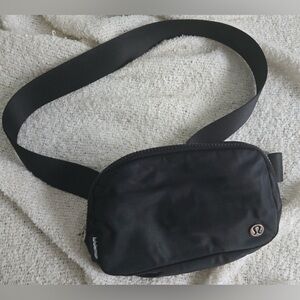 LULULEMON EVERYWHERE Black Crossbody Bag -  1 L